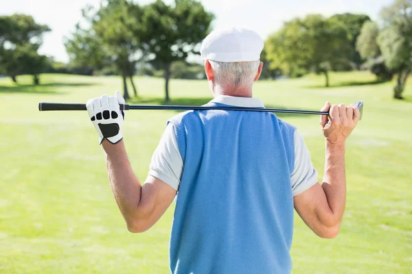 Golfspelare håller sin klubb bakom huvudet — Stockfoto