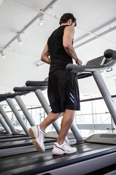 Hombre en forma corriendo en la cinta de correr — Foto de Stock