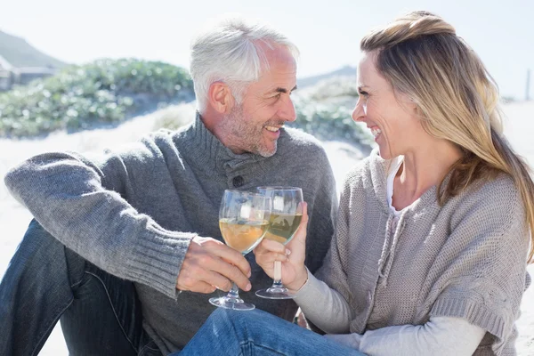 Paar genießt Wein bei Picknick am Strand — Stockfoto