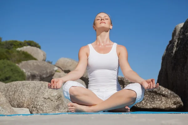 Vrouw zitten in lotus pose — Stockfoto