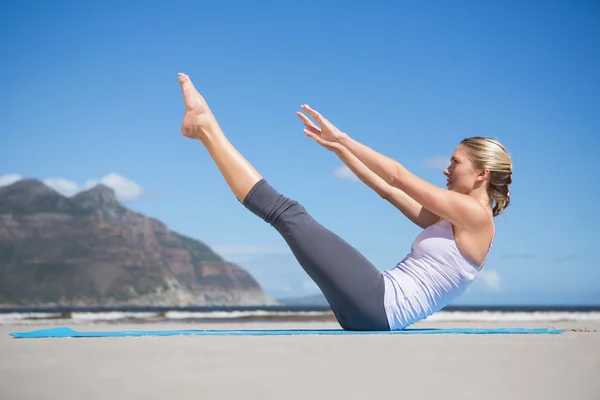 Kumsalda yoga yaparken sarışın — Stok fotoğraf