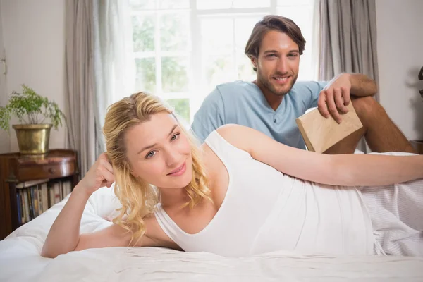 Gelukkige paar ontspannen op bed — Stockfoto