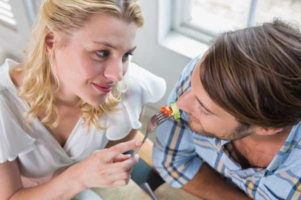 Casal desfrutando refeição juntos — Fotografia de Stock