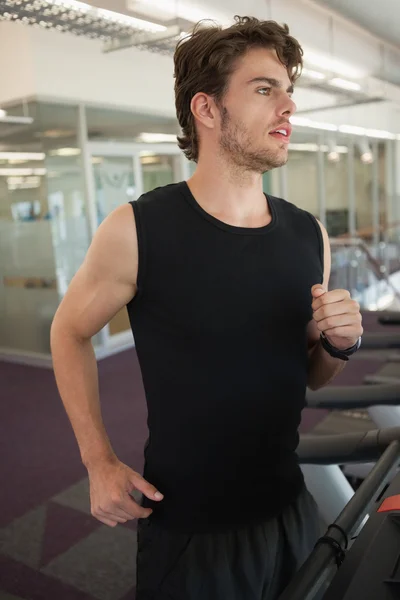 Hombre en forma corriendo en la cinta de correr — Foto de Stock