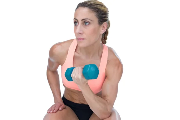 Žena, která dělá biceps curl s činka — Stock fotografie
