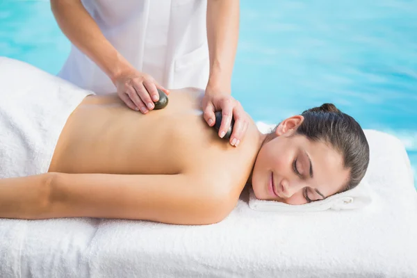 Bruna ottenere un massaggio con pietre calde — Foto Stock