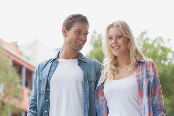 Hip joven pareja sonriendo —  Fotos de Stock