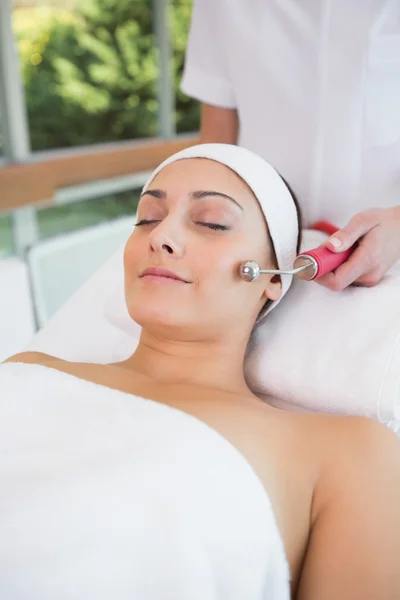 Peaceful brunette getting micro dermabrasion — Stock Photo, Image