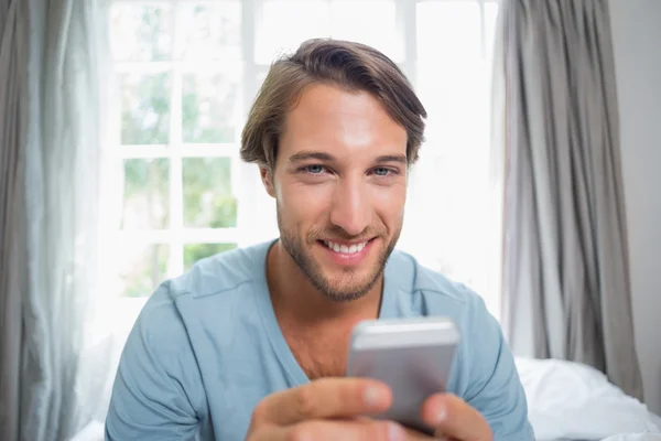 Homem enviando mensagem de texto — Fotografia de Stock