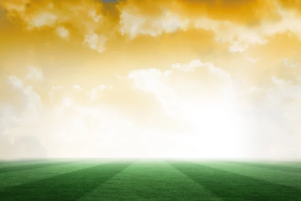 Sarı gökyüzünün altında futbol sahası — Stok fotoğraf