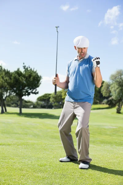 Animado golfista torcendo em colocar verde — Fotografia de Stock