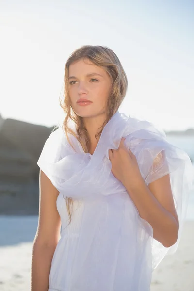 Blondin i sundress och halsduk på stranden — Stockfoto