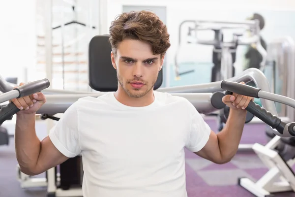 Mann mit Gewichten Maschine — Stockfoto