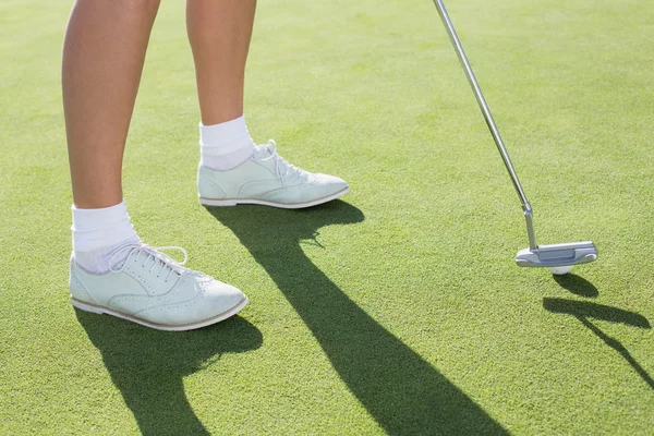 Lady golfista sul putting green — Foto Stock