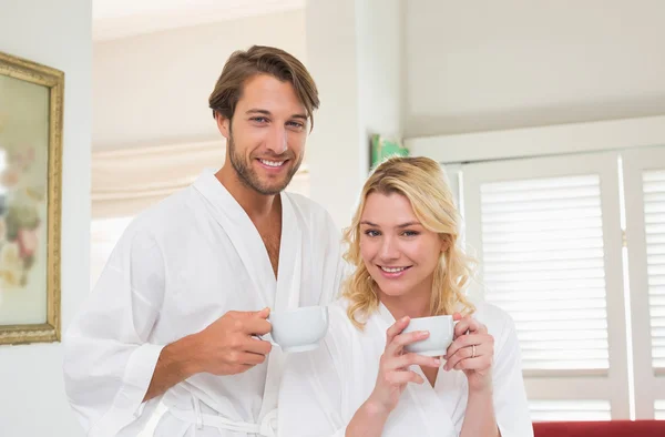 Couple holding cups — Stock Photo, Image