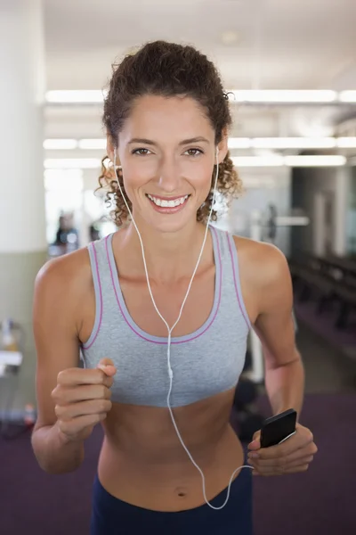 Fit sonriente mujer corriendo en la cinta de correr — Foto de Stock