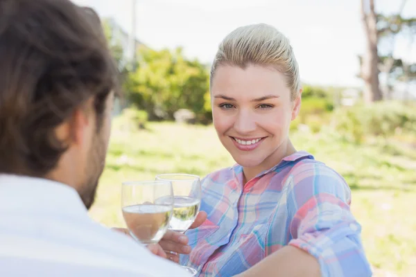 Par i trädgården njuter av vin — Stockfoto