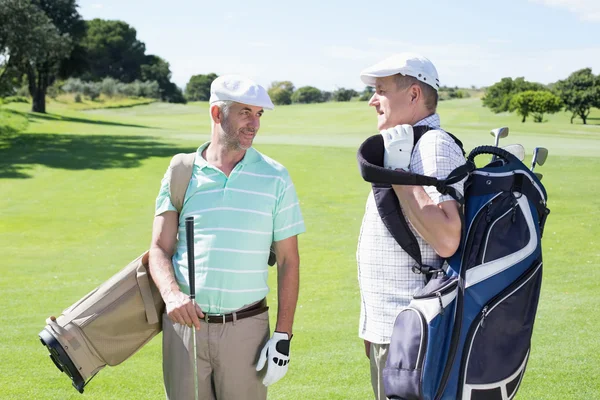 Golfer vrienden houden hun golftassen — Stockfoto