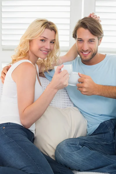 Casal no sofá tomando café — Fotografia de Stock