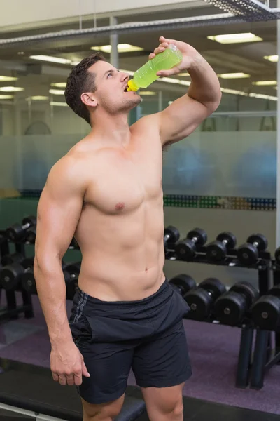 Bodybuilder boire une boisson sportive — Photo