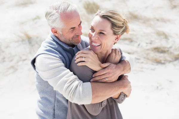 Kramande par på stranden — Stockfoto