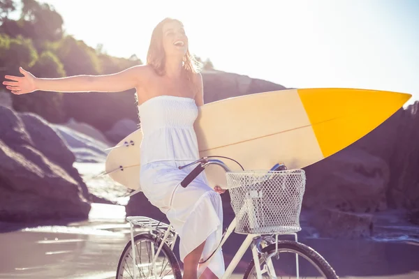 Surfista en sundress en bicicleta celebración de tabla de surf —  Fotos de Stock