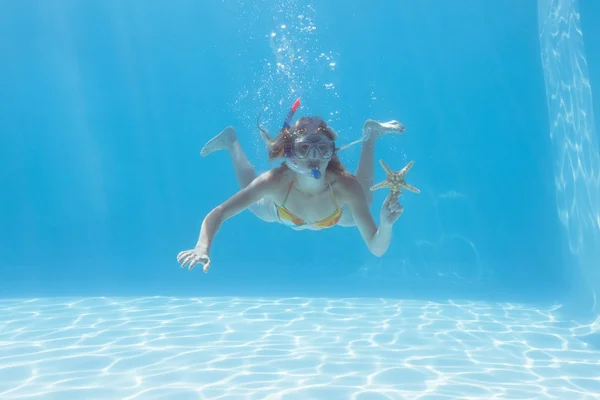 Loira subaquática na piscina — Fotografia de Stock