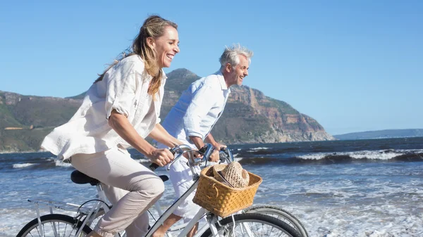 Cuplu de echitatie biciclete lor pe plaja — Fotografie, imagine de stoc