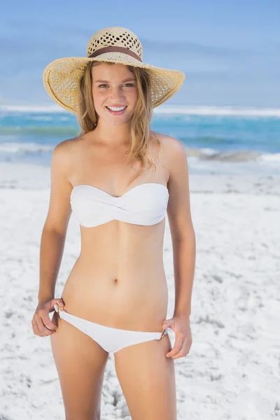 Blondine am Strand im weißen Bikini — Stockfoto