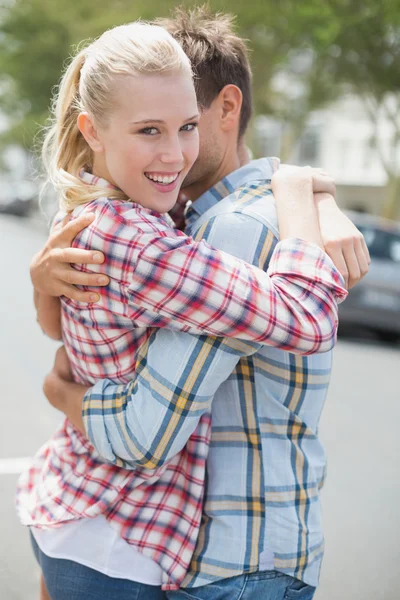 Pareja en denim abrazándose mutuamente — Foto de Stock