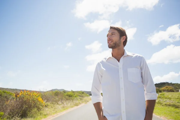 Casual man die op weg — Stockfoto