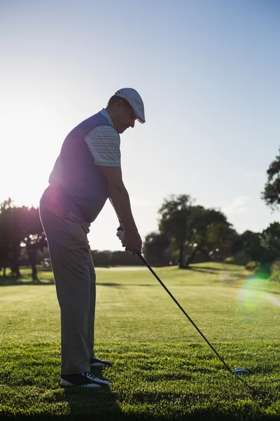 Golfista teeing off para el día — Foto de Stock