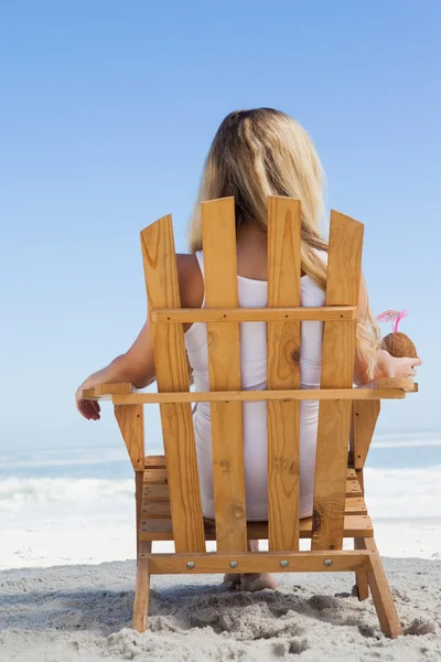 Blondin håller kokos drink — Stockfoto