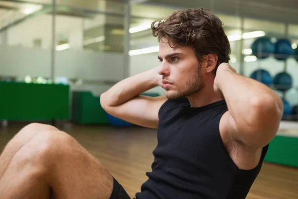 Fit homem fazendo sit ups — Fotografia de Stock