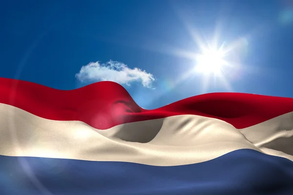 Güneşli gökyüzü altında Hollanda ulusal bayrak — Stok fotoğraf