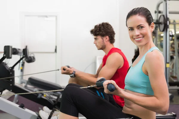 Brunette uit te werken op de roei-machine — Stockfoto