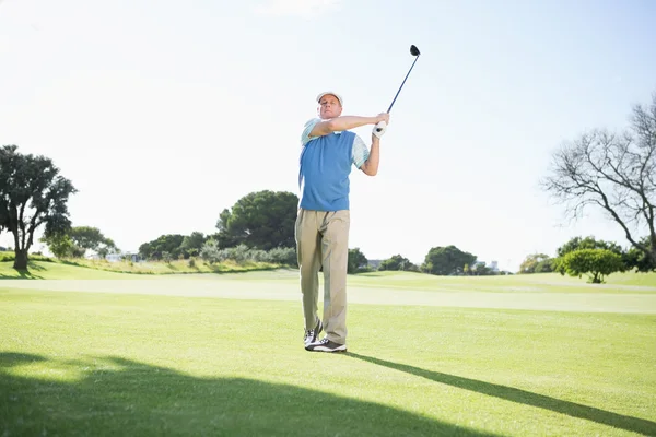 Concentrating golfer taking a shot — Stock Photo, Image