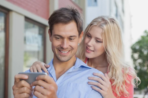 Stylový pár při pohledu na smartphone — Stock fotografie