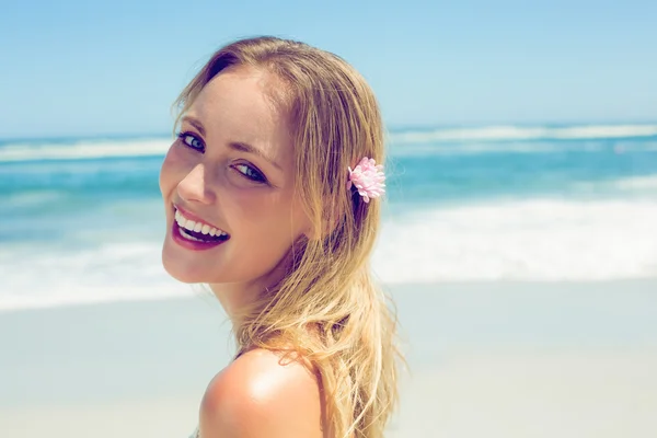 Vacker blondin på stranden — Stockfoto