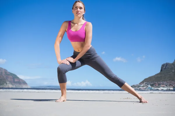 Blonde warming-up op het strand — Stockfoto