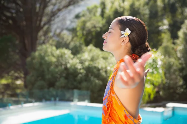 Morena en sarong junto a la piscina —  Fotos de Stock