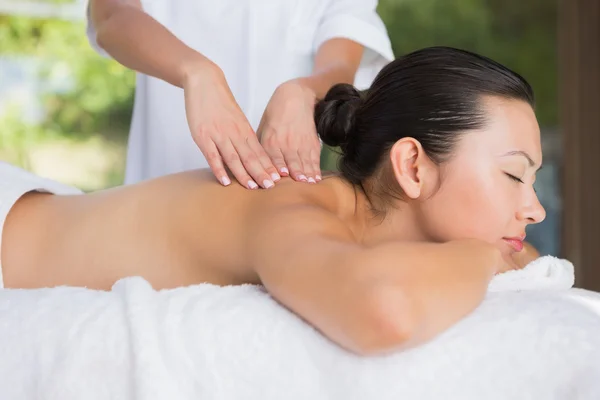 Brunett får en rygg massage — Stockfoto