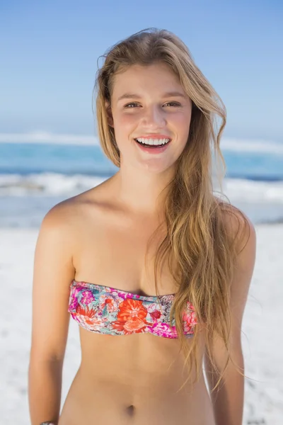 Gelukkig blonde op het strand — Stockfoto