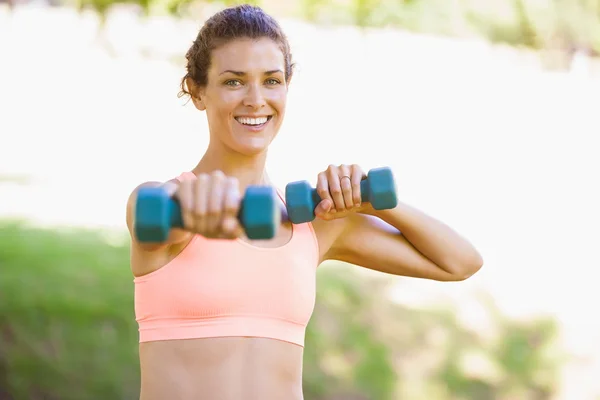 Femme faisant de l'exercice avec haltères — Photo