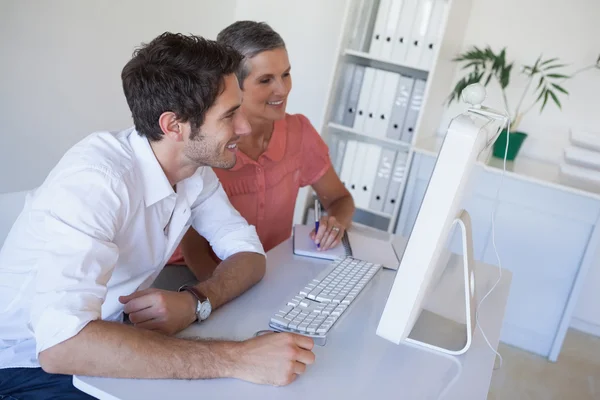 Equipe de negócios usando computador — Fotografia de Stock