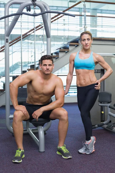 Bodybuilding homme et femme posant — Photo
