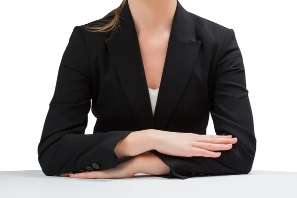 Donna d'affari seduta alla scrivania con le braccia incrociate — Foto Stock