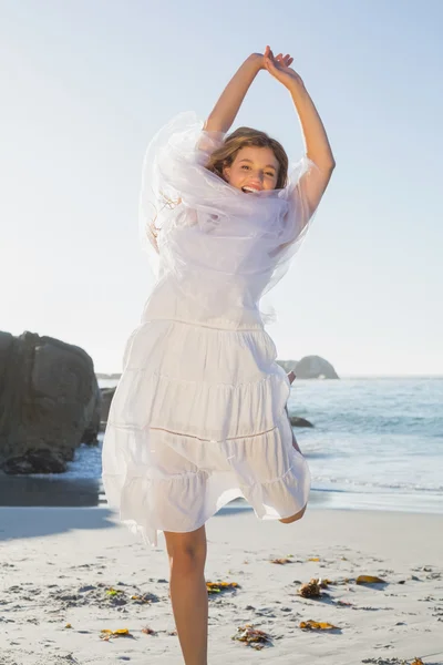 Blondine in Anzug und Schal am Strand — Stockfoto