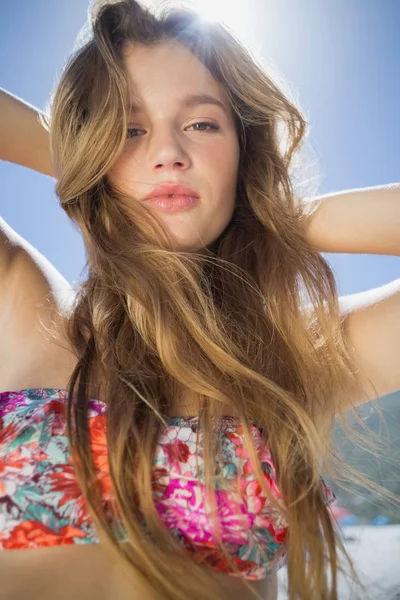 Rubia en bikini floral en la playa — Foto de Stock