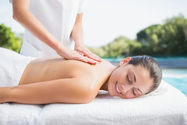 Glücklich Brünette bekommen eine Massage Pool — Stockfoto